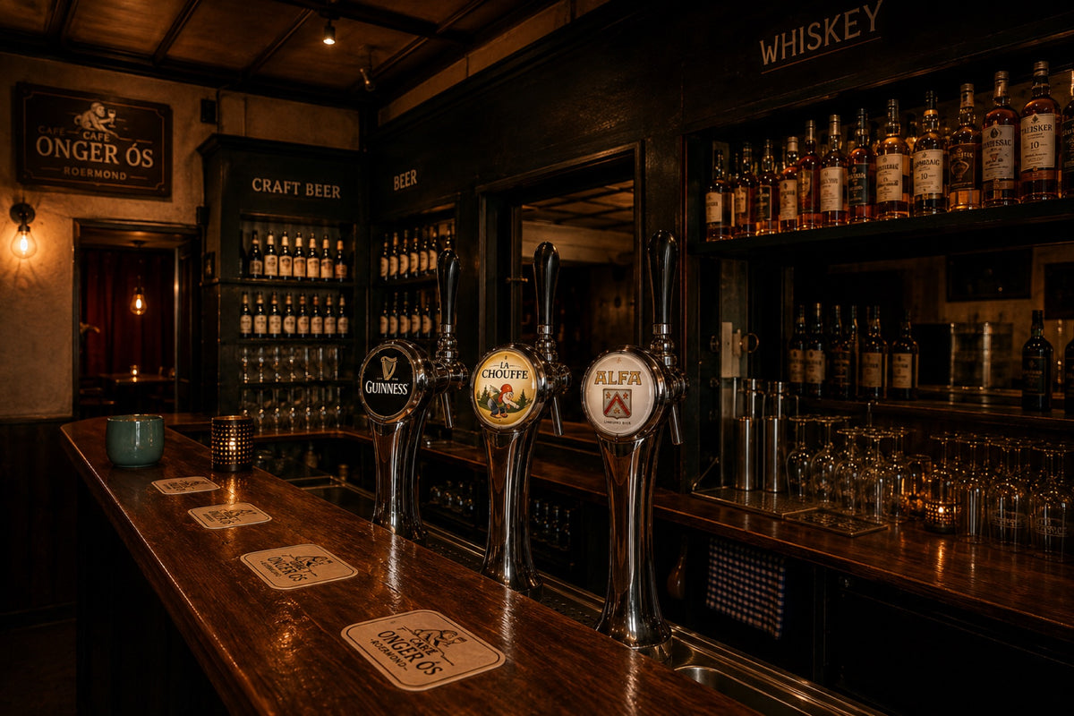 De bar met flessen en glazen